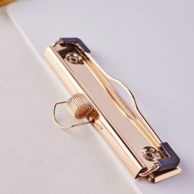 PODKŁADKA Z POZŁACANYM KLIPSEM